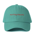 Detail van de rode eat+buy=beauty borduring op de groene katoenen baseballpet - Eén maat / Meer Groen