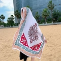 Châle de plage ethnique à fleurs blanc en tissu léger idéal pour les vacances d'été - Lotus-Blanc Multicolore Fleur Ethnique