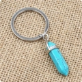 Detalle del colgante de cristal hexagonal azul turquesa con vetas negras en tela de cáñamo - Turquesa