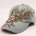 Dettaglio del cappello in denim azzurro con ricami floreali dorati e strass scintillanti - Blu Chiaro (Ricamo Dorato)
