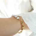 Elegantes Armband mit grauen Barock-Süßwasserperlen und vergoldeter geflochtener Kette - Gold