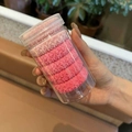 Set aus 5 pinkfarbenen Haargummis mit Handtuchstruktur in einem transparenten Behälter - 1 Dose Rosa Serie (6 Stück/Packung)