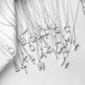 Detailansicht eleganter Silberhalsketten mit perlenbesetzten A-Z Buchstabenanhängern - Buchstabe A / Weißgold