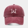 Detalle del bordado de mariposa blanca en una gorra de algodón lavado de color burdeos - Ajustable / Burdeos