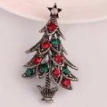 Detalle del broche de árbol de Navidad plateado con brillantes cristales rojos y verdes - Plata Antigua
