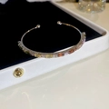 Primer plano de un brazalete plateado con cristallen de colores en estuche de terciopelo - Cuff Bracelet / Brazalete Plateado Multicolor