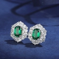 Orecchini a perno con smeraldo taglio smeraldo e halo di zirconi in argento S925 - Verde