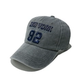Détail d'une casquette en coton gris vintage avec broderie New York 92 3D et coutures - M (56-58cm) / Gris