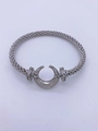 Vista macro de pulsera tejida plateada con colgante de luna con incrustaciones de circón - Oro de 18K / Plateado