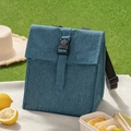 Borsa termica blu scuro con fibbia a scatto e tracolla su un prato verde - Verde Scuro