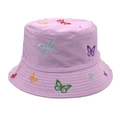 Dettaglio del ricamo a farfalla colorata su un cappello a secchiello in cotone lavanda - Viola
