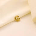 Gros plan d'un pendentif lettre G doré 18 carats sur un fond luxueux de soie crème - Lettre évidée G