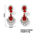 Dettaglio macro di orecchini a pendente con zirconi, specifiche di peso e misura - Rosso (KSE00127RD00)