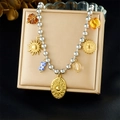 Collier en perles d'acier inoxydable avec pendentif soleil ovale et breloques ambre - Style Multi-Pendentifs Soleil Relief Feuille d'érable (N3773)