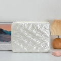 Primer plano de funda acolchada blanco perla para portátil con bordado de mariposas - 13 Pulgadas (34*2*26cm) / Blanco con Lazo