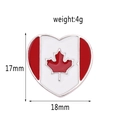Dettaglio della spilla smaltata bandiera Canada a cuore dimensioni 17mm x 18mm e peso 4g - Bandiera del Canada a Cuore con Foglia d'Acero