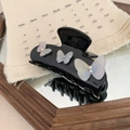 Detail einer schwarzen Haarklammer mit drei weißen Schmetterlingen und kleinen Strasssteinen - Schwarz mit 3 Schmetterlingen