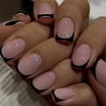 Uñas postizas cuadradas francesas con base rosa nude, puntas negras y lunares blancos - Base Rosa Nude con Lunares / Francés Negro Minimalista