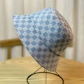 Blau-weiß karierter Fischerhut aus Denim für Damen auf einem minimalistischen Metallständer - Einheitsgröße / Hellblau