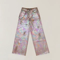 Detailaufnahme der holografischen Wide-Leg-Jeans mit schillerndem Effekt und Metallkette - XS / Dreamland Irisierend