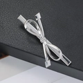 Eleganter silberner Metall-Haarclip mit Schleife und Hochglanzfinish auf schwarzem Leder - Silber