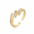 Detail eines 18K vergoldeten geometrischen Rings mit quadratischen Zirkonias - Einstellbar Offen / Geometrischer Zickzack-Stil (12562)