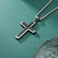 Collana da uomo con croce in acciaio inossidabile e intarsio in fibra di carbonio nero - Ciondolo Canna di Fucile con Catena di Perle in Acciaio