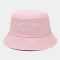 Dettaglio del ricamo LOVE STORY su un cappello a secchiello in cotone rosa da donna - Rosa / Taglia unica