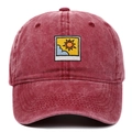Detalle del bordado de sol y nubes en una gorra de béisbol de algodón color granate - Burdeos