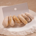 Lot de six boucles d'oreilles en acrylique effet marbre sur support en pierre beige - Ensemble de 6 Pièces / Blanc Cassé
