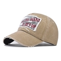 Détail d'une casquette de baseball kaki vieillie avec patch en coton lavé et usures - Réglable / Kaki