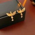 Macro di orecchini a forma di uccello dorato con zircone su scatola porta gioielli nera - Oro