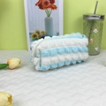 Détail de la trousse à bulles bleue et blanche avec texture gaufrée et fermeture éclair - Patchwork Bleu et Blanc