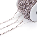 Chaîne de perles de cristal gris à facettes avec fil doré sur une bobine blanche - Gris/3mm/08