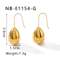 Primer plano de pendientes de gota dorados mostrando medidas de 3,9 cm y 1,5 cm de ancho - Oro de 18K / Dorado (NB-E1154-G)