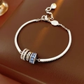 Dettaglio del bracciale in argento con zirconi e ciondolo PUNO con gemma blu - Bracciale - Argento