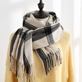 Zachte beige geruite sjaal met zwart-bruine ruitjes en franje voor de winter - Wit