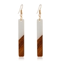 Dettaglio di orecchini rettangolari in legno e resina bianca con ganci dorati su bianco - Splicing lungo / Bianco