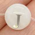 Perle en nacre blanche avec lettre J dorée pour la création de bijoux - Lettre J