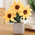 Maceta de girasol de peluche con tres flores amarillas sonrientes y maceta tejida gris - Beis
