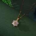 Collier avec pendentif flocon de neige rotatif doré et zircons brillants pour Noël - Flocon de Neige Blanc