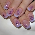 Nahaufnahme violetter Farbverlauf-Nagelstickers mit Blumenmuster und Silberglitzerspitzen - Lila Blumen (Gelber Gelee-Kleber + Feile)