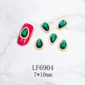 Detalle de gema para uñas de lágrima esmeralda 7x10mm con borde dorado e información - Marco Dorado-Gota de Agua-Verde Esmeralda(6904)
