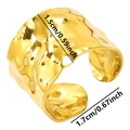 Vue détaillée d'une bague dorée texturée large de 1,5 cm et diamètre de 1,7 cm - Doré