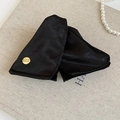 Detail der schwarzen Satin-Haarklammer mit einer Goldplakette 'Believe In Your Self' Gravur - Schwarz