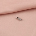 Vista macro del conector de cabeza de serpiente de acero inoxidable sobre tela rosa - 1.5mm / Color Acero