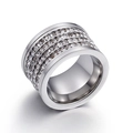 Anello a fascia larga in argento con quattro file di cristalli trasparenti scintillanti - US 6 / Color Acciaio
