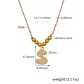 Dettaglio della collana in corda colorata con ciondolo a lettera S in zircone e misure - Collana d'Oro Lettera S (RP019)