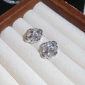 Vista macro de pendientes de cruz plateados con circonitas y grabado de estilo gótico - Cobre Bañado en Plata / Zirconia / Pin de Plata S925 / Plateado