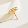 Nahaufnahme einer minimalistischen goldenen ovalen Haarnadel mit glattem Metallfinish - Gold